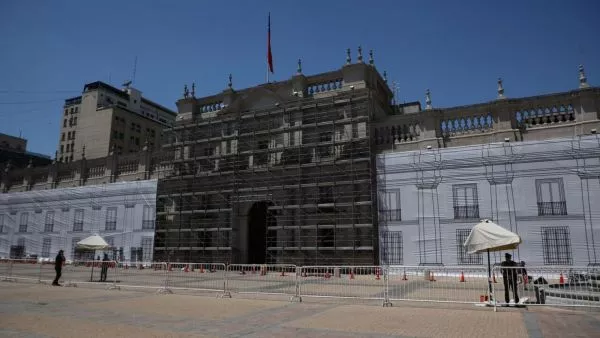 Municipalidad de Santiago paraliza construcción en La Moneda