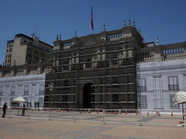 Municipalidad de Santiago paraliza construcción en La Moneda