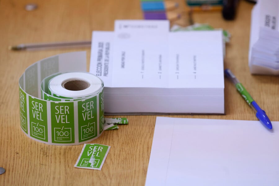 Voto del servel en una mesa electoral