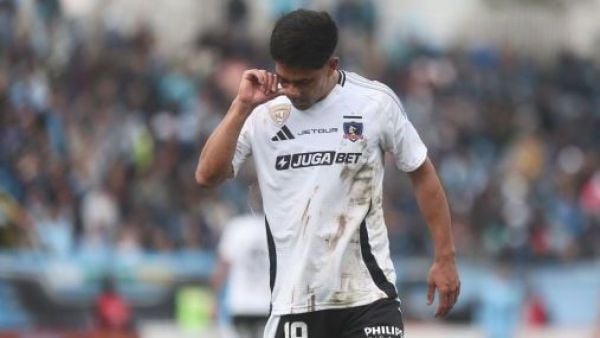 Salomón Rodríguez con la camiseta de Colo Colo
