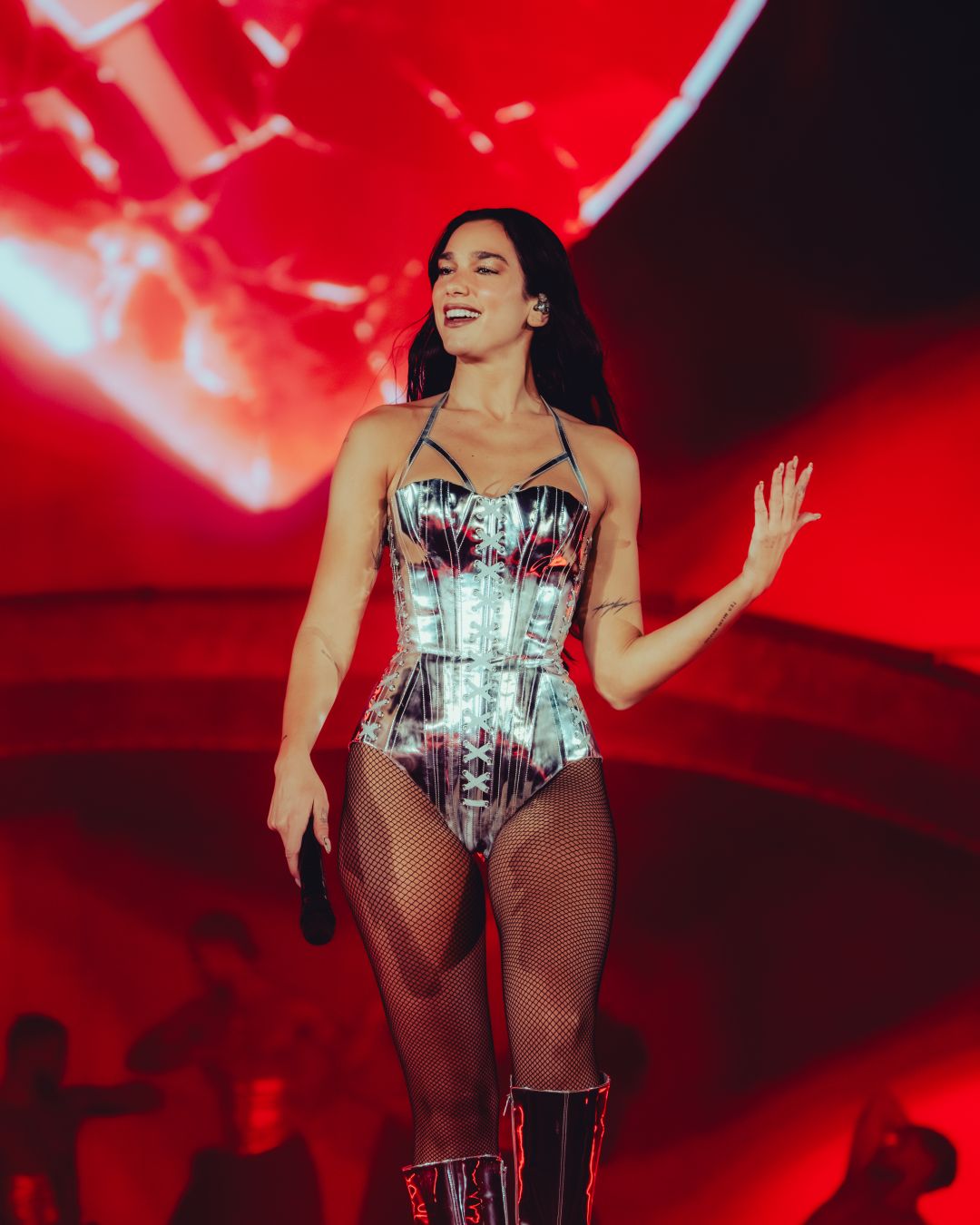 Dua Lipa desfilando en su primera noche en el Estadio Nacional