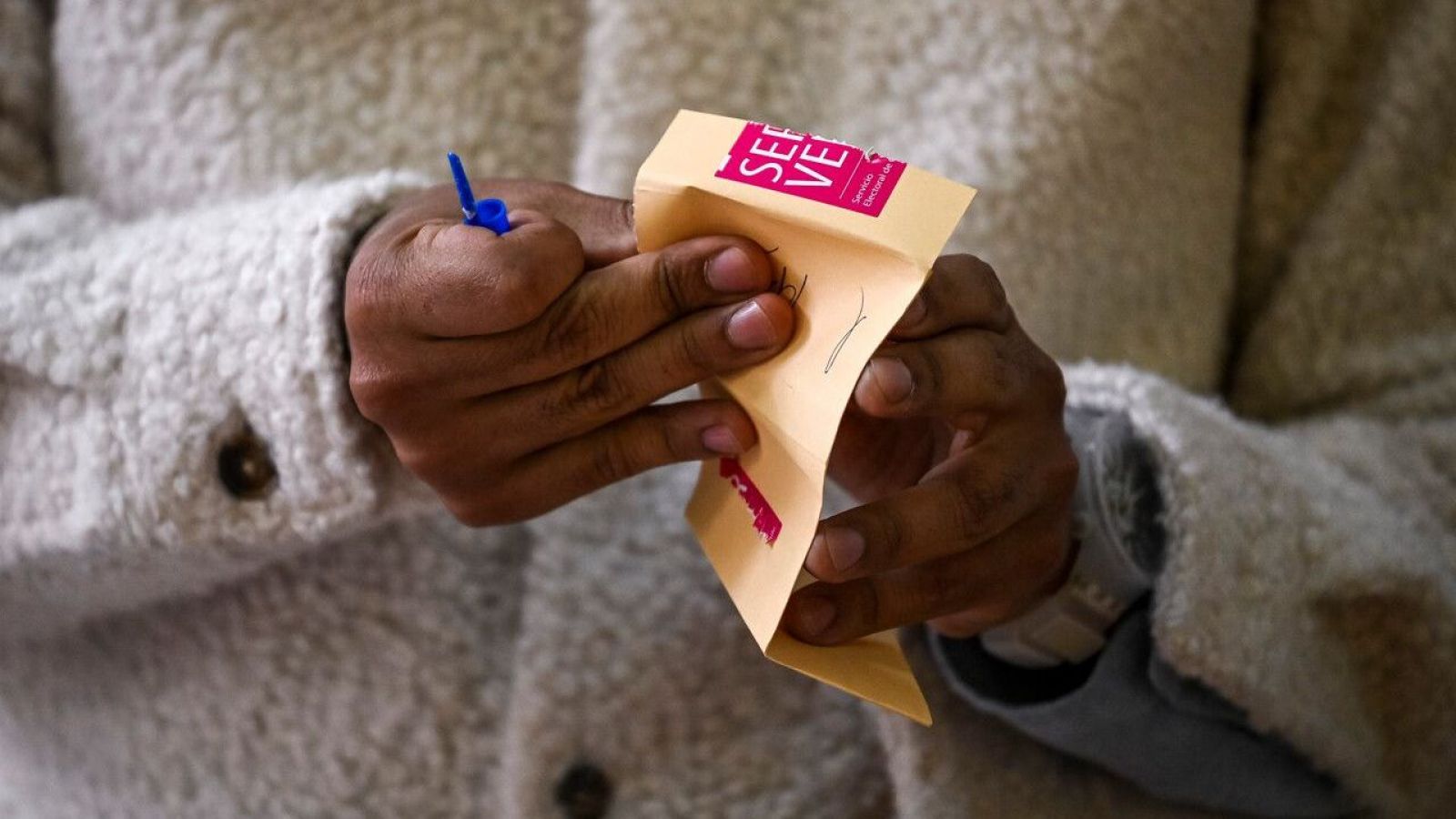 Persona sujetando un voto