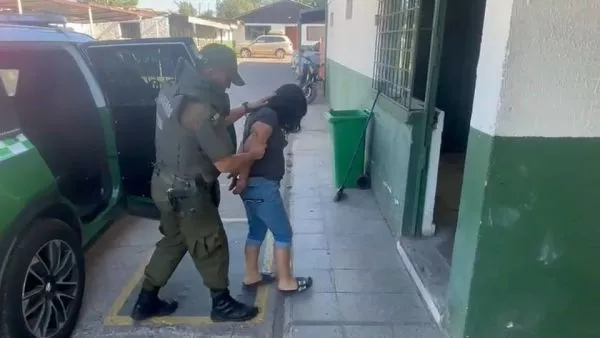 Mujer detenida por Carabineros.