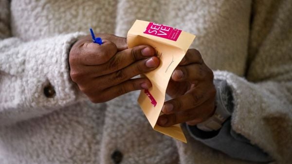 Persona sujetando un voto