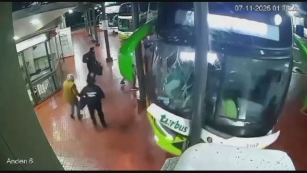 bus chocó contra poste en Los Ángeles