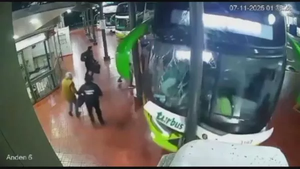 bus chocó contra poste en Los Ángeles