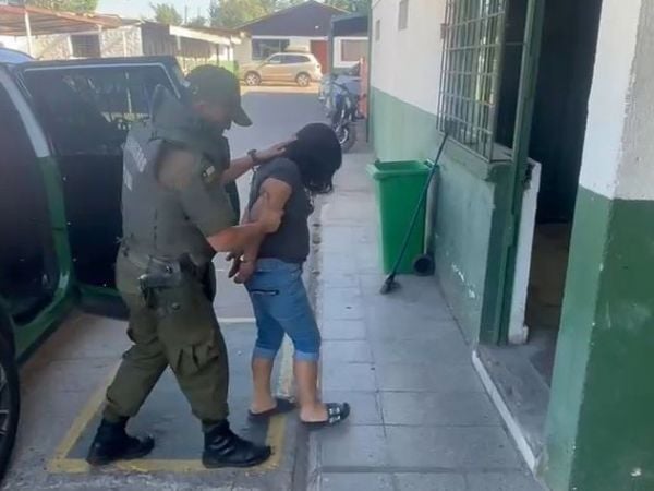 Mujer detenida por Carabineros.