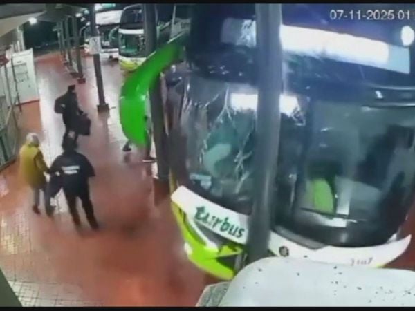 bus chocó contra poste en Los Ángeles
