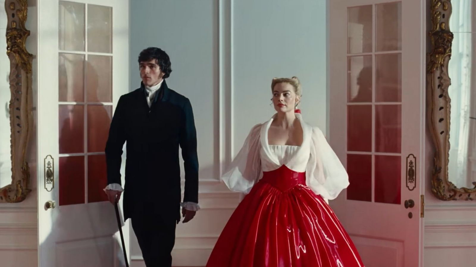 Margot Robbie y Jacob Elordi en el tráiler.