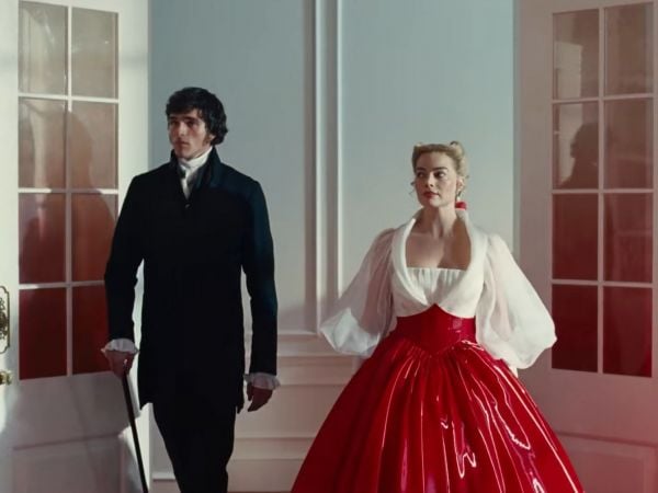 Margot Robbie y Jacob Elordi en el tráiler.