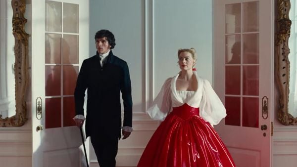 Margot Robbie y Jacob Elordi en el tráiler.