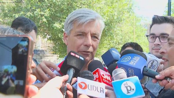 Harold Mayne-Nicholls vota en Las Condes