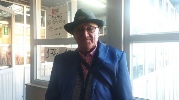 La historia de Urbano: tiene 83 años y llegó temprano para ofrecerse de vocal de mesa