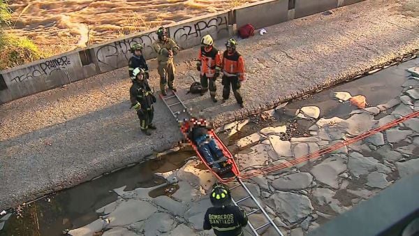 Hombre es lanzado al río Mapocho tras violento asalto en Santiago Centro
