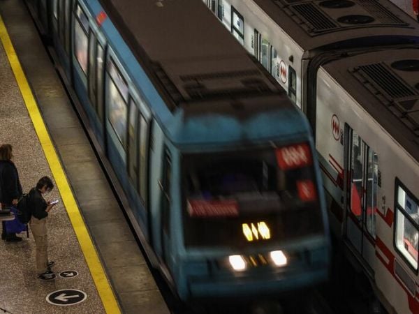 Metro de Santiago cierra estaciones en Línea 1 por persona en las vías