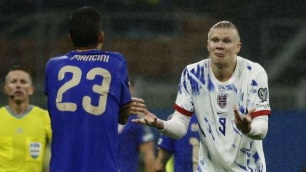 Erling Haaland en un partido entre Italia y Suecia
