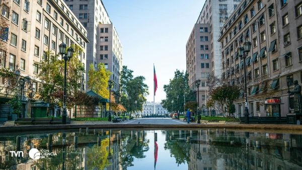 Vista aérea de una ciudad chilena con parques, áreas verdes y corredores ecológicos integrados al entorno urbano.
