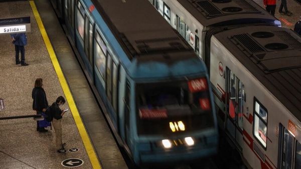 Metro de Santiago cierra estaciones de Línea 1 por persona en la vía