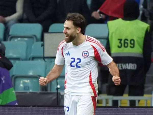 Los fanáticos criticaron duramente el nuevo diseño de la indumentaria, la cual dejó atrás el blanco y rojo tradicional.