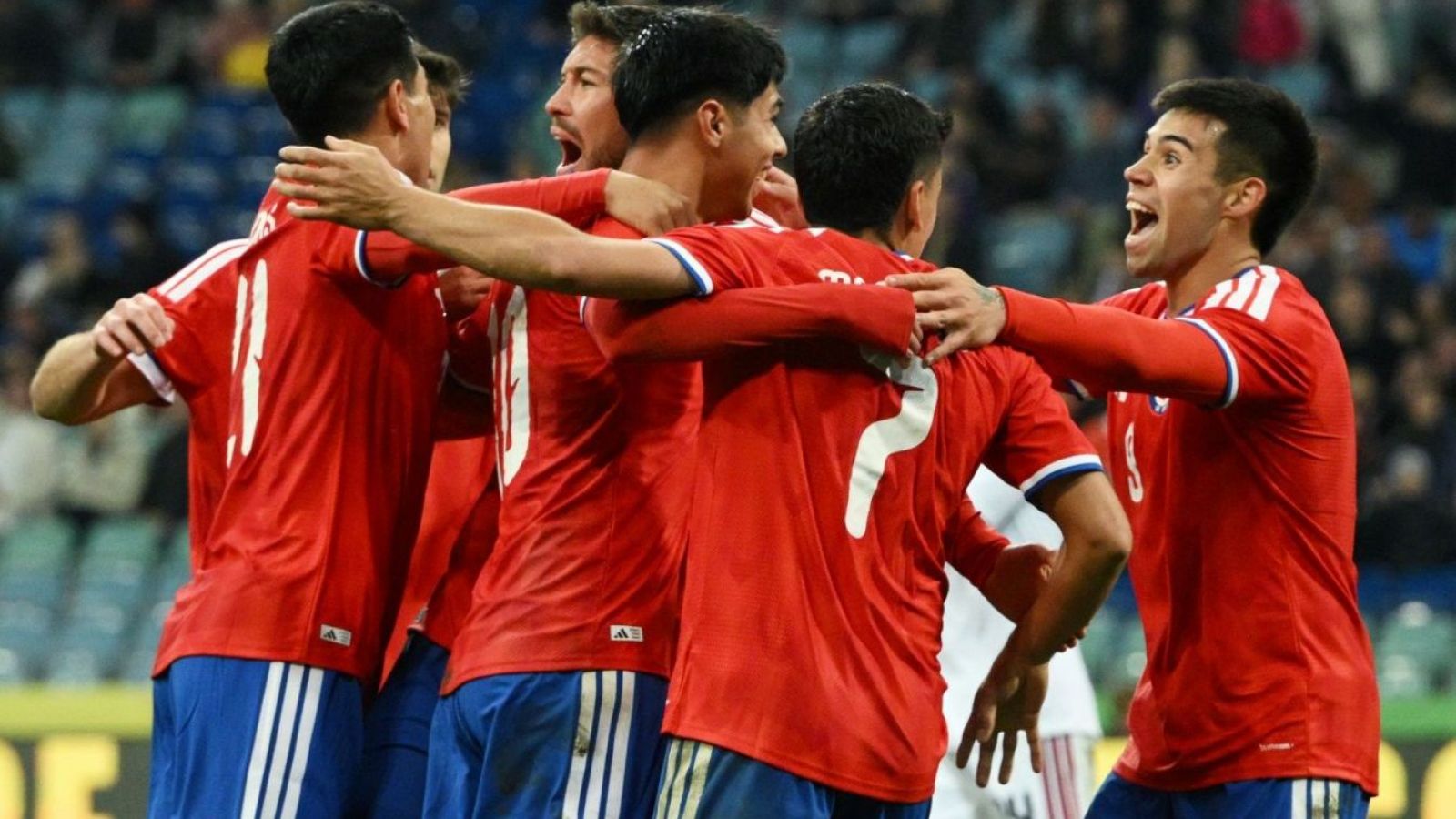 La Selección Chilena celebra su victoria sobre Perú en Rusia