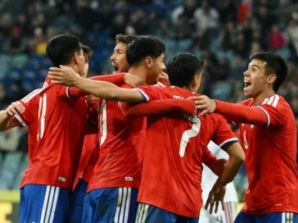 La Selección Chilena celebra su victoria sobre Perú en Rusia