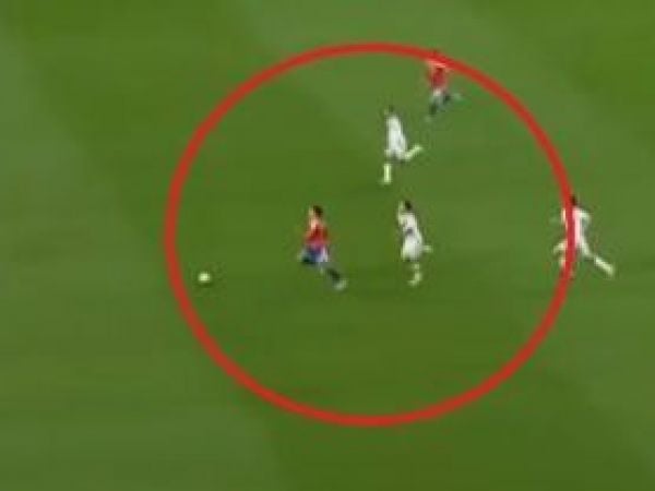 Alexander Aravena pierde un gol ante Perú