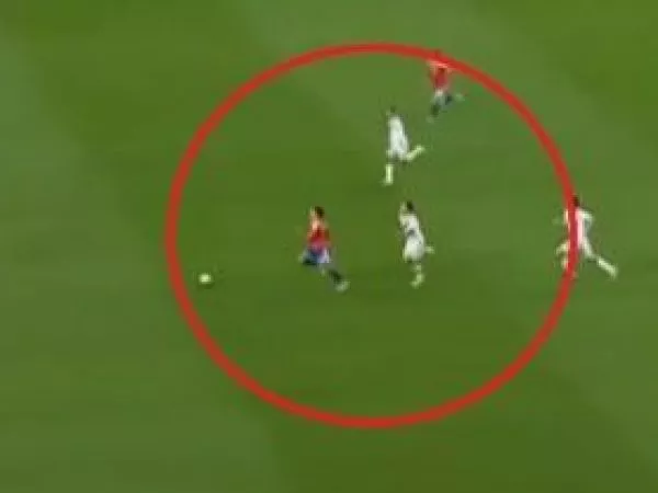 Alexander Aravena pierde un gol ante Perú