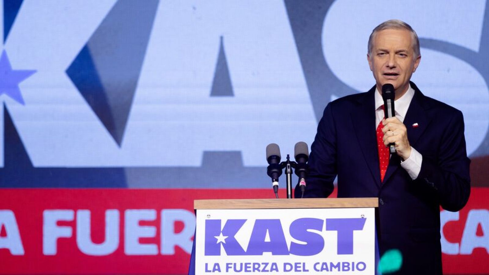 RN anuncia respaldo "institucional" y Evópoli "sugiere" apoyo a Kast