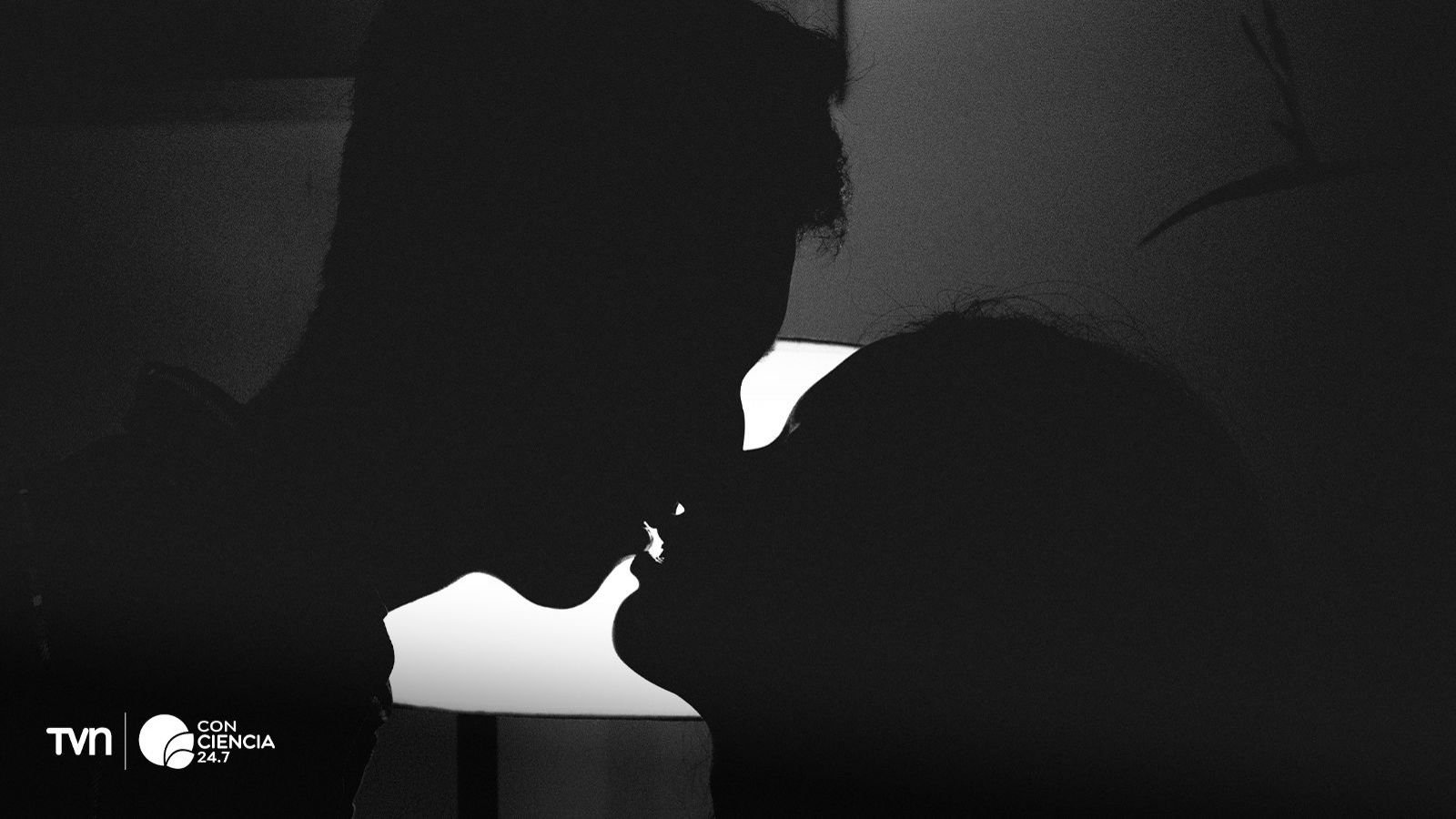 Dos personas besándose.