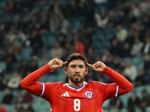 Felipe Loyola celebrando un gol con la Selección Chilena