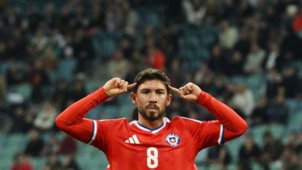 Felipe Loyola celebrando un gol con la Selección Chilena