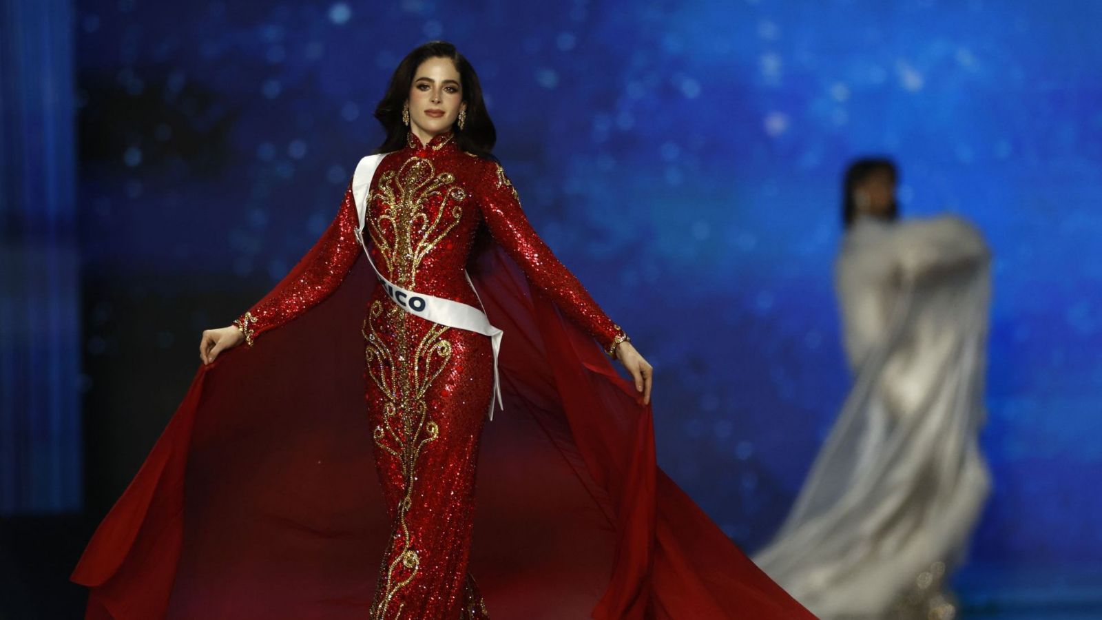 Fátima Bosch en vestido rojo con detalles dorados en la final de Miss Universo 2025.