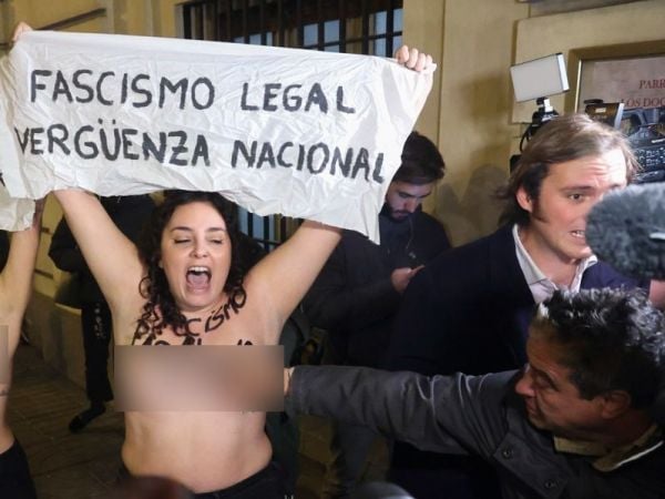 Activistas protestando en misa por aniversario de muerte de Franco en España