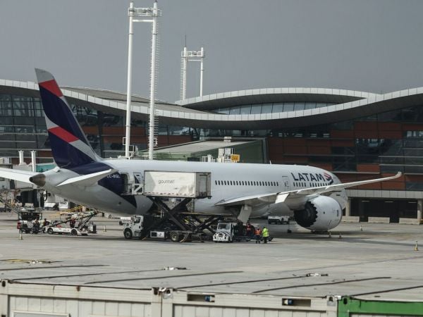 Aerolíneas suspenden vuelos a Venezuela