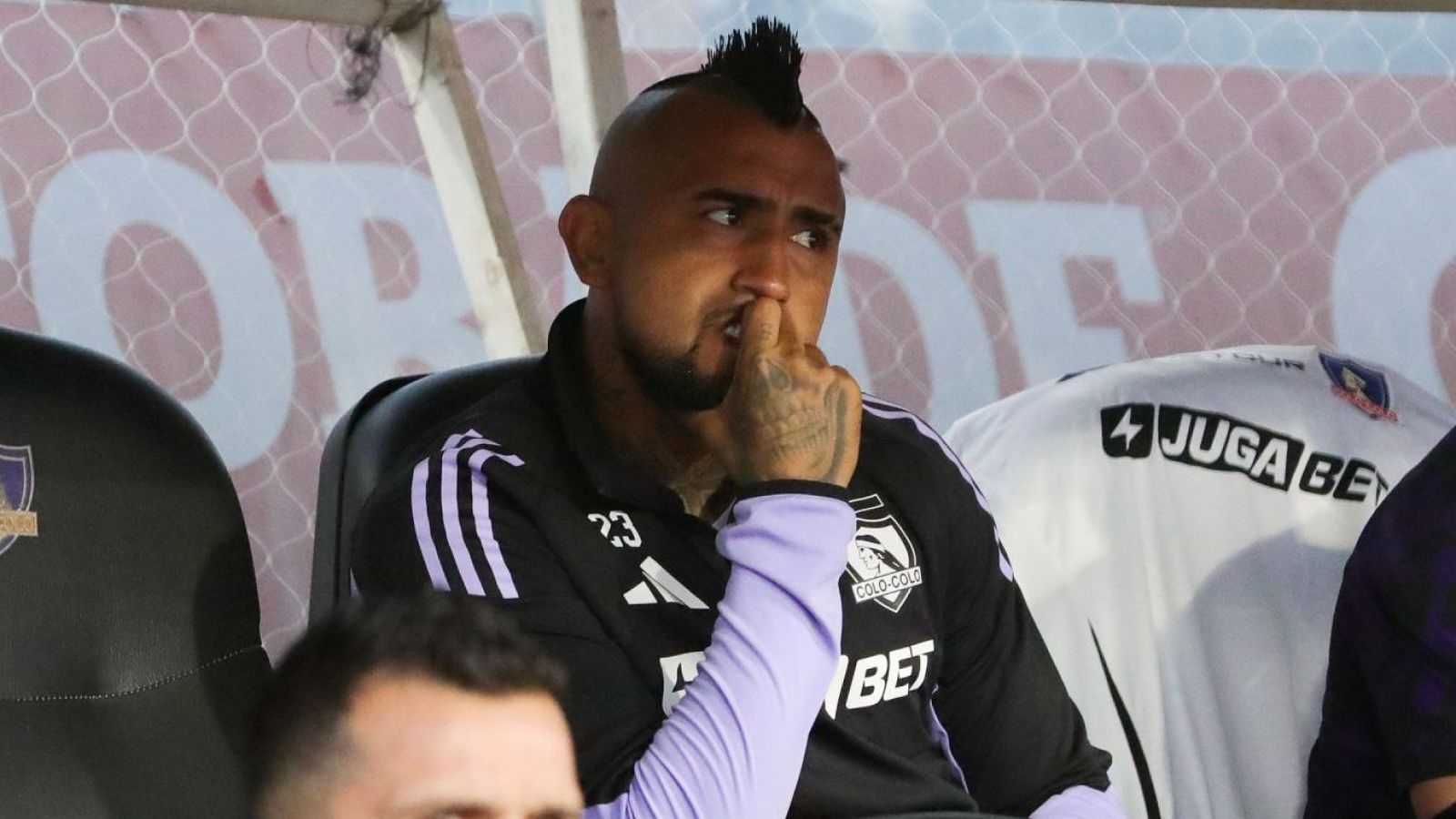 Arturo Vidal en la banca de suplentes de Colo Colo