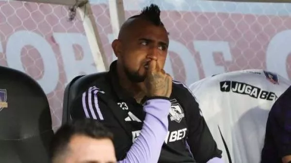Arturo Vidal en la banca de suplentes de Colo Colo