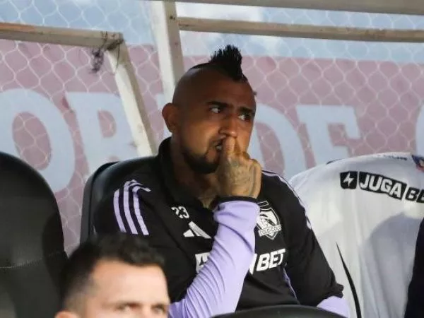 Arturo Vidal en la banca de suplentes de Colo Colo