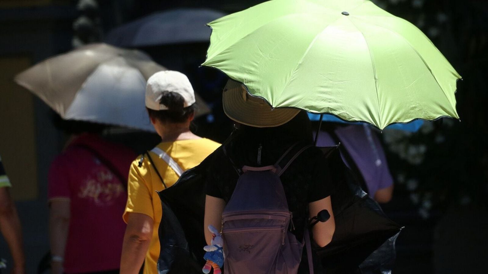 Persona con sombrilla bajo el sol en Santiago