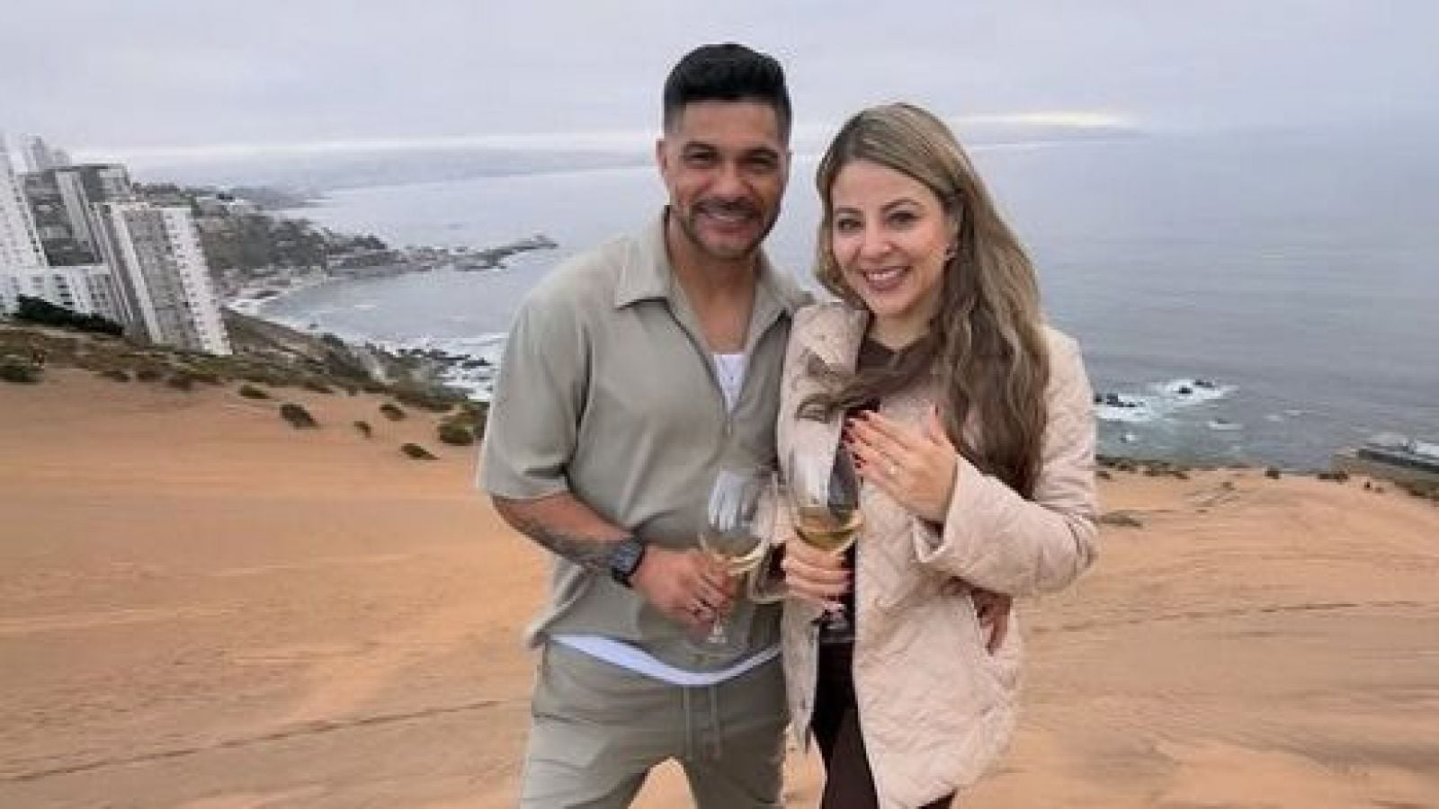 Reinaldo Navia sorprendió en redes sociales con su petición a su pareja, Stephania Valadez.