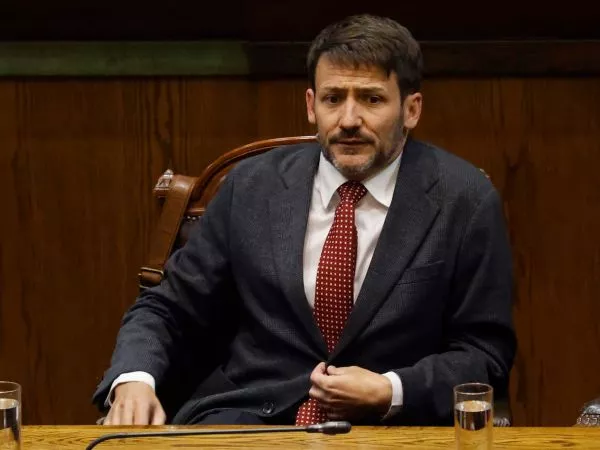 AC contra exministro Pardow