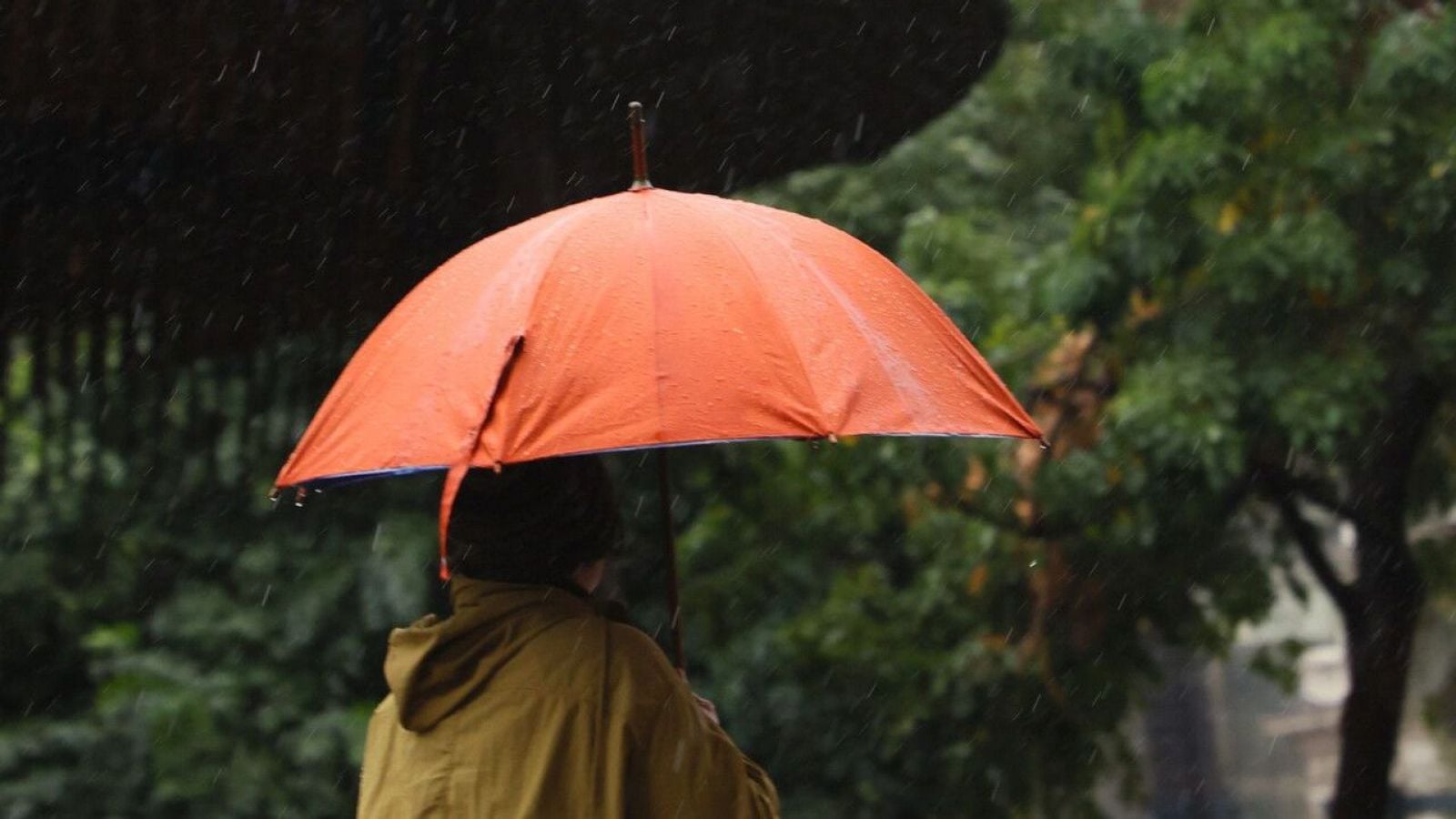 Persona con paraguas bajo la lluvia en Santiago