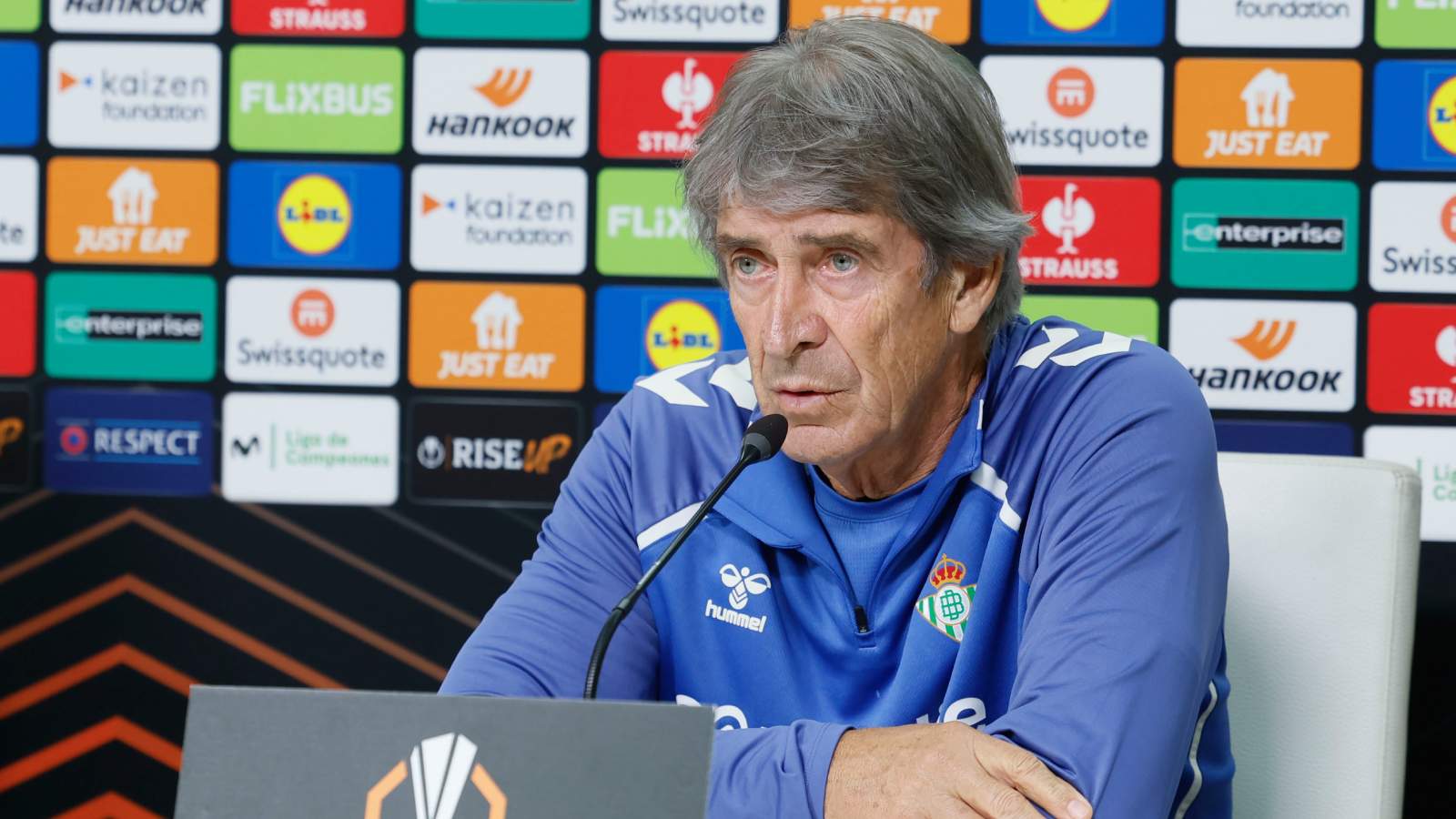Manuel Pellegrini dando una conferencia de prensa