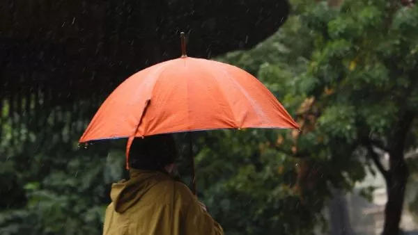 Persona con paraguas bajo la lluvia en Santiago