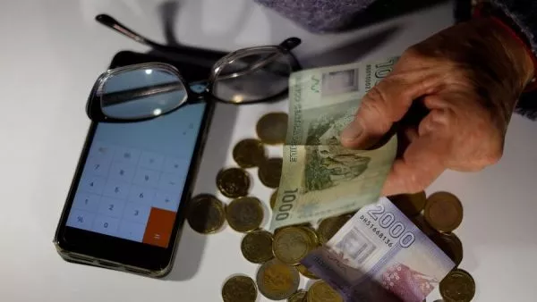 Mujer pensionada y billetes/monedas