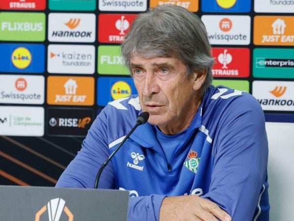 Manuel Pellegrini dando una conferencia de prensa