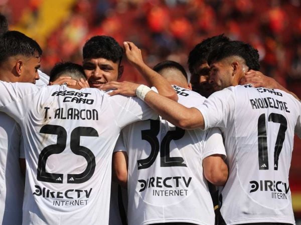 Plantel de Colo Colo celebrando un gol