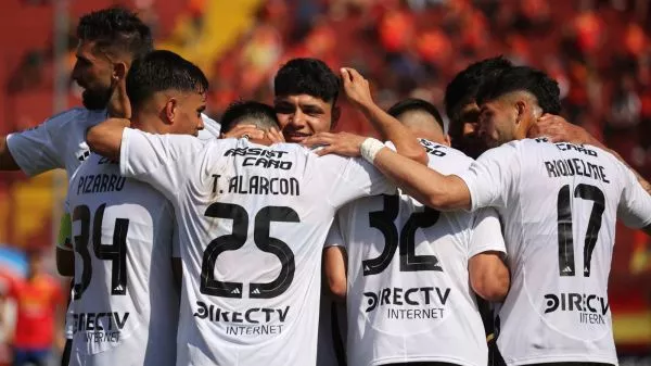 Plantel de Colo Colo celebrando un gol