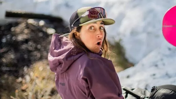 Isidora Assler, figura del snowboard chileno, inició una rifa para financiar su participación en Mundial de Freeride en Andorra.