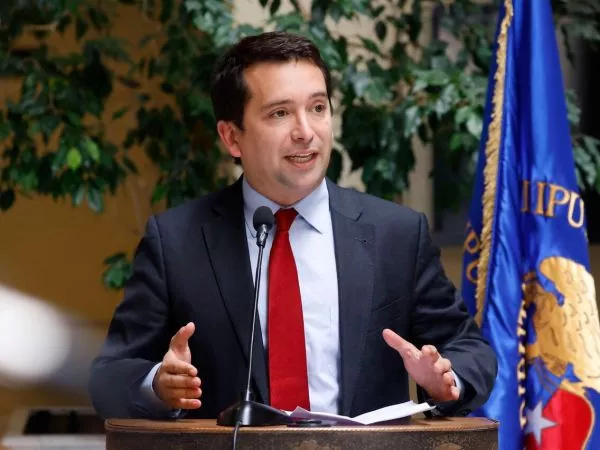 Araya suspende participación en bancada republicana