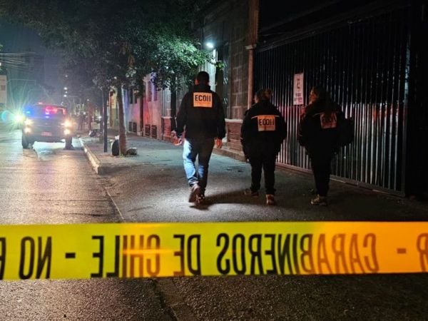 Estudiante es asesinado afuera de edificio donde vivía en Santiago